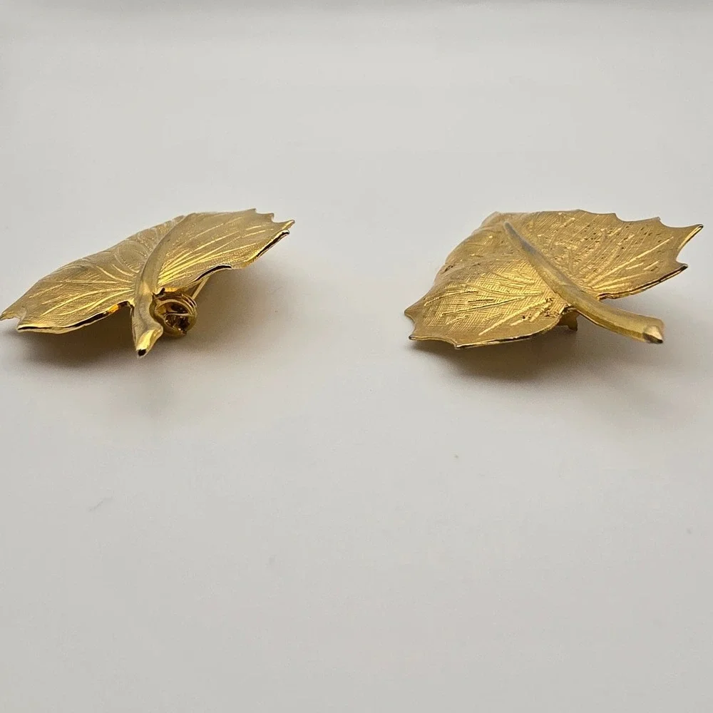 Vtg Lot of 2 Gold Tone‎ Leaf Brooches Set Dainty Nature Pin Casual Botanical